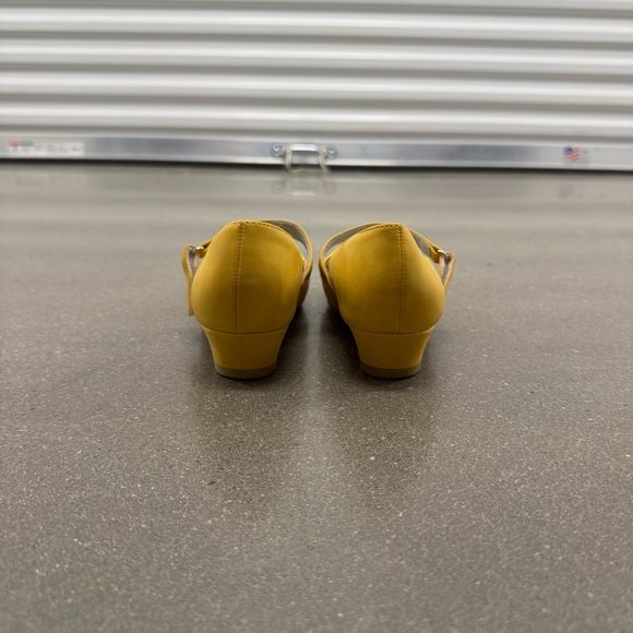 SOBEYO Yellow Girls Mary Jane Shoes Size 4 - Picture 6 of 9